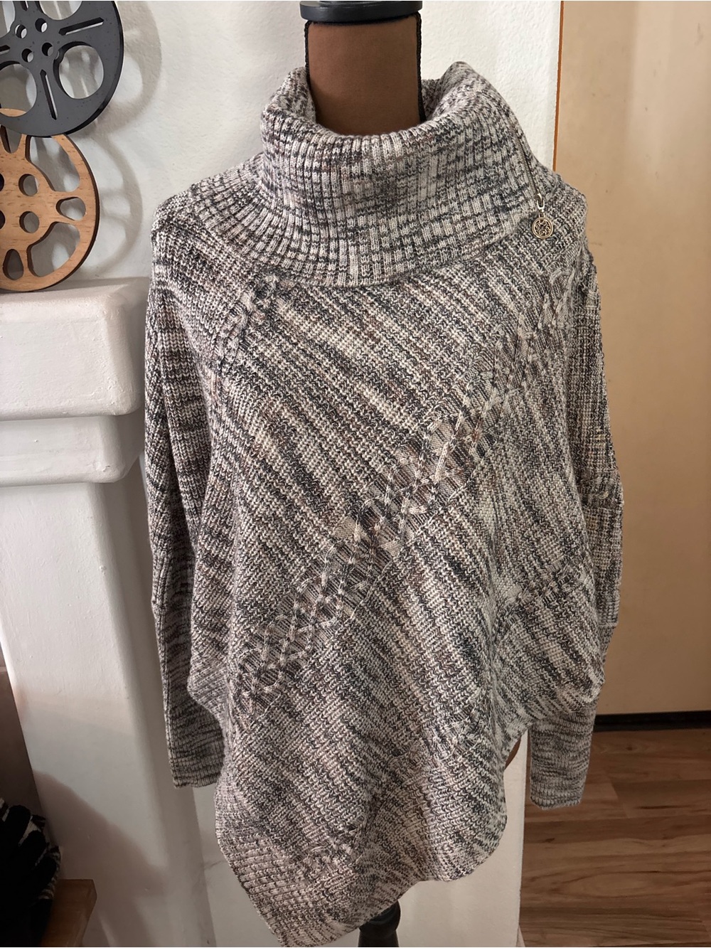 WHITE HOUSE BLACK MARKET PONCHO SWEATER with Raglan Sleeves in ML w zipper.